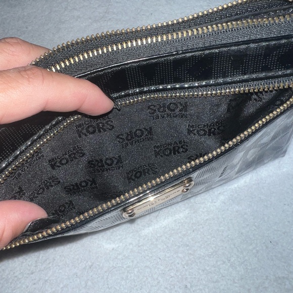 Michael kors wristlet - Picture 3 of 6